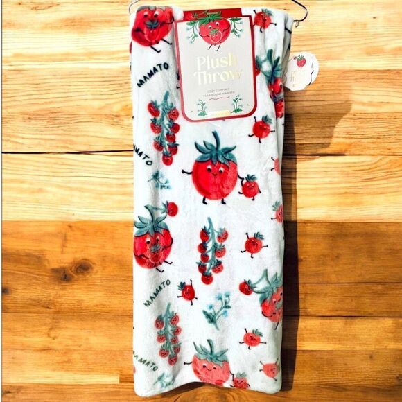 NWT ENVOGUE White Red Green 70”x60” MAMATO Tomatoes Mom Gift Plush Throw Blanket - Picture 1 of 16